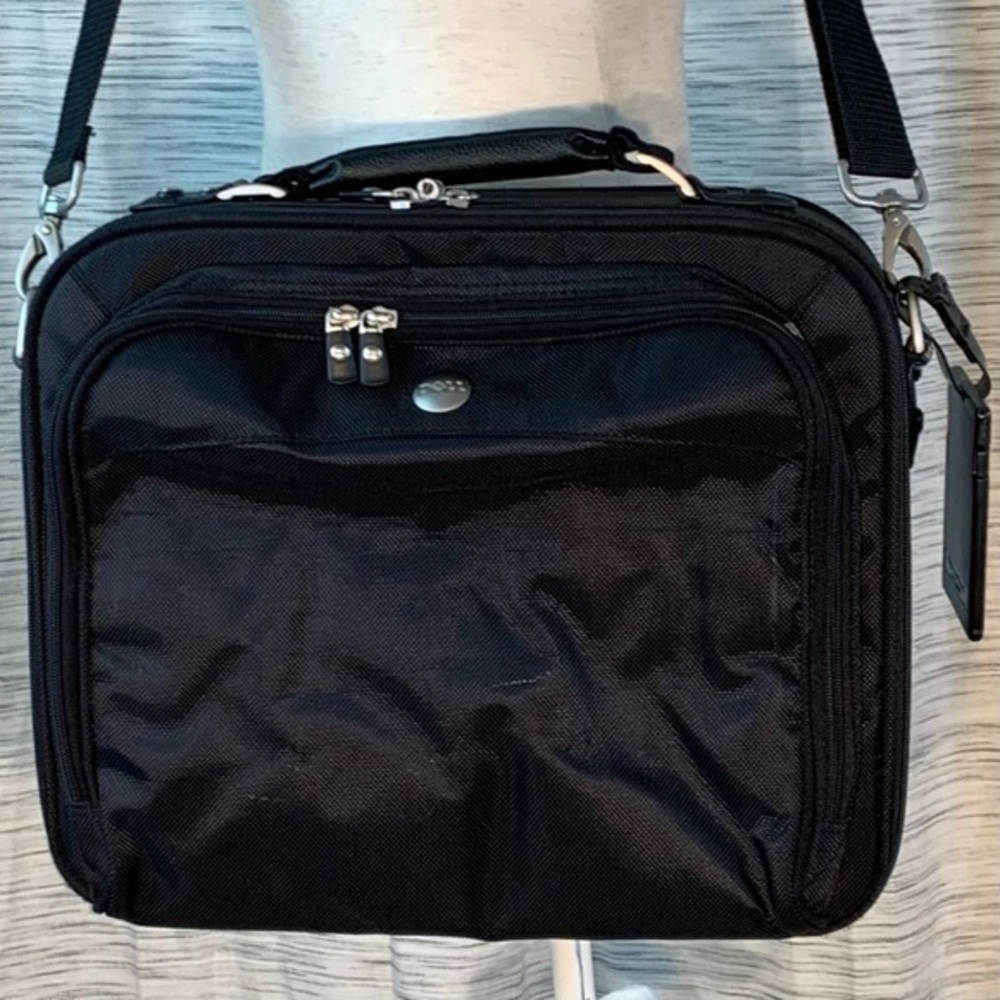 Dell black computer bag.